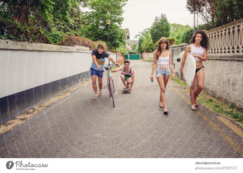 Fröhliche junge Leute haben Spaß mit Skateboard und Fahrrad. Lifestyle Freude Glück Erholung Freizeit & Hobby Ferien & Urlaub & Reisen Sommer Sport Frau