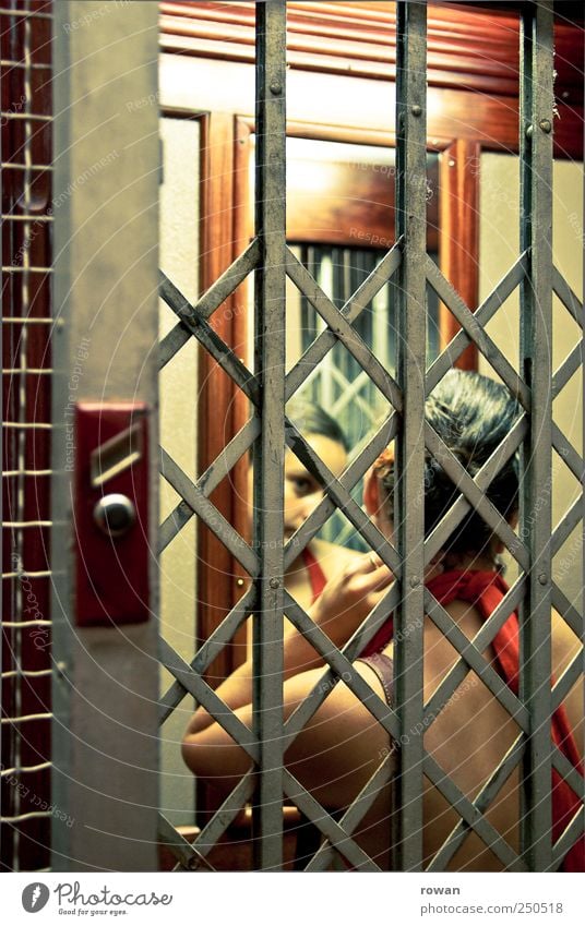 im aufzug feminin Junge Frau Jugendliche alt Fahrstuhl Spiegel Spiegelbild altmodisch retro Gitter Metall Holz schön eitel Schalter Stil ausgehen Blick Farbfoto