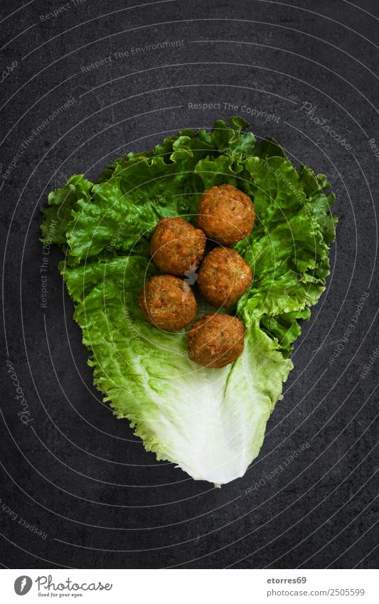 Falafel und Salat auf schwarzem Hintergrund. Lebensmittel Gesunde Ernährung Foodfotografie Gemüse Korn Asiatische Küche Schalen & Schüsseln frisch Gesundheit