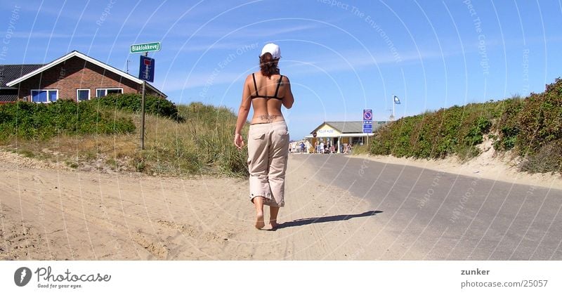 Blåklokkevej Frau Haus Strand Ferien & Urlaub & Reisen Freizeit & Hobby gehen Sonne Schatten Rücken Stranddüne Dänemark