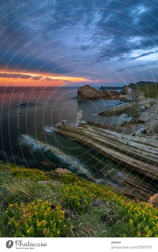 Felsige Steilküste mit Sonnenuntergang am Horizont steilhang Küste Abenddämmerung Starke Tiefenschärfe Natur Weitwinkel braun blau Farbfoto Wasser Tag