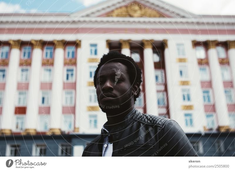 Der afrikanische Student vor dem Hintergrund der sowjetischen Architektur Lifestyle elegant Stil Mensch maskulin Junger Mann Jugendliche Erwachsene