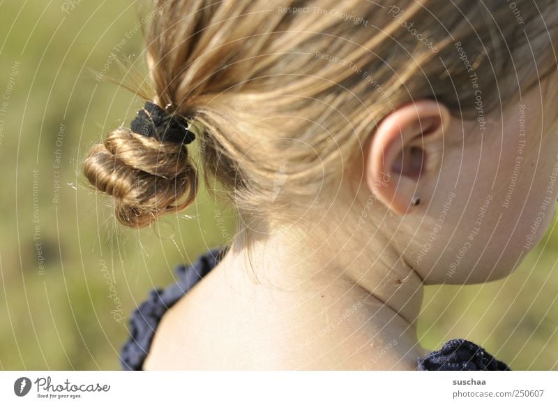 den schalk im nacken .. Kind Mädchen Kindheit Haut Kopf Haare & Frisuren Gesicht Ohr 1 Mensch 3-8 Jahre Umwelt Natur Sommer Schönes Wetter weich schön Wange