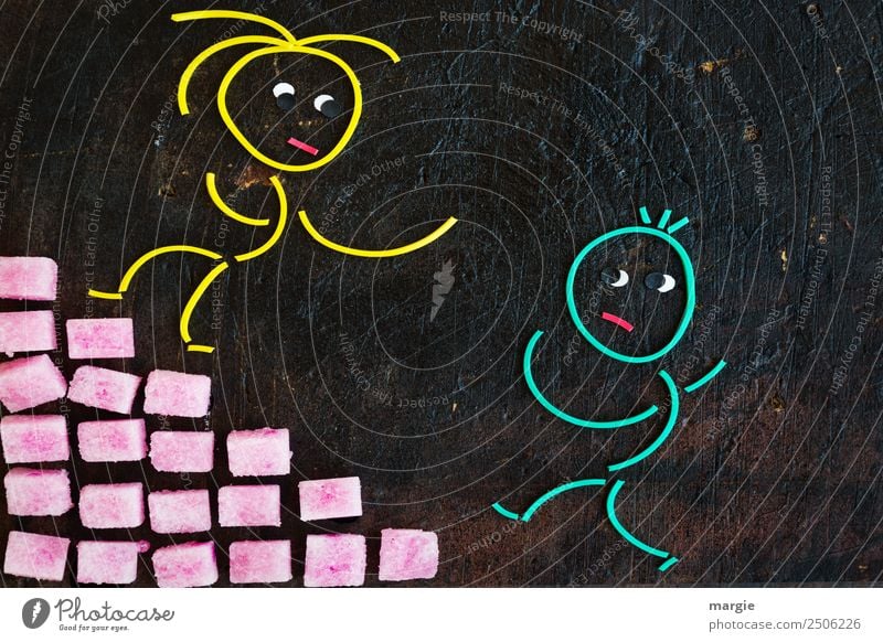 Gummiwürmer: nun komm schon auf die Treppe! Mensch maskulin feminin androgyn Mädchen Junge Frau Erwachsene Mann 2 braun gelb grün rosa Angst Höhenangst
