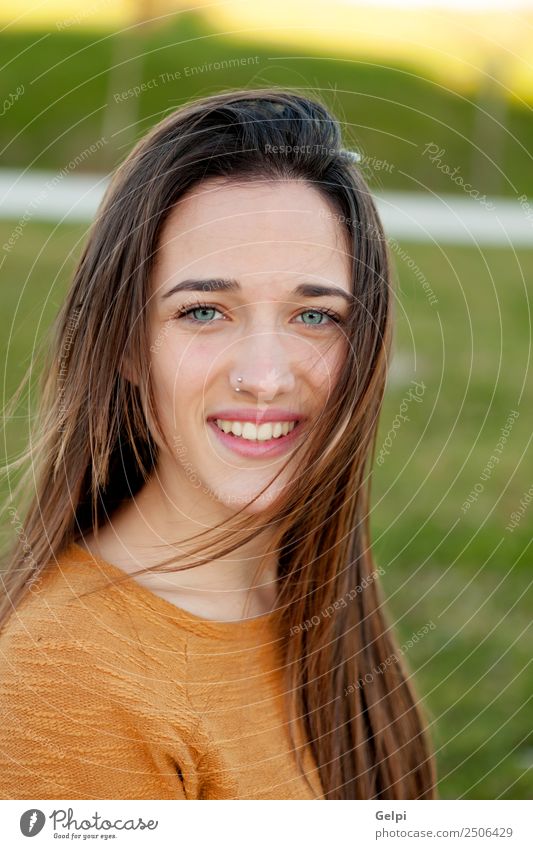 Außenporträt eines schönen, glücklichen Teenagermädchens Glück Sonne Mensch Frau Erwachsene Jugendliche Natur Wind Gras Park Wiese Mode Piercing genießen