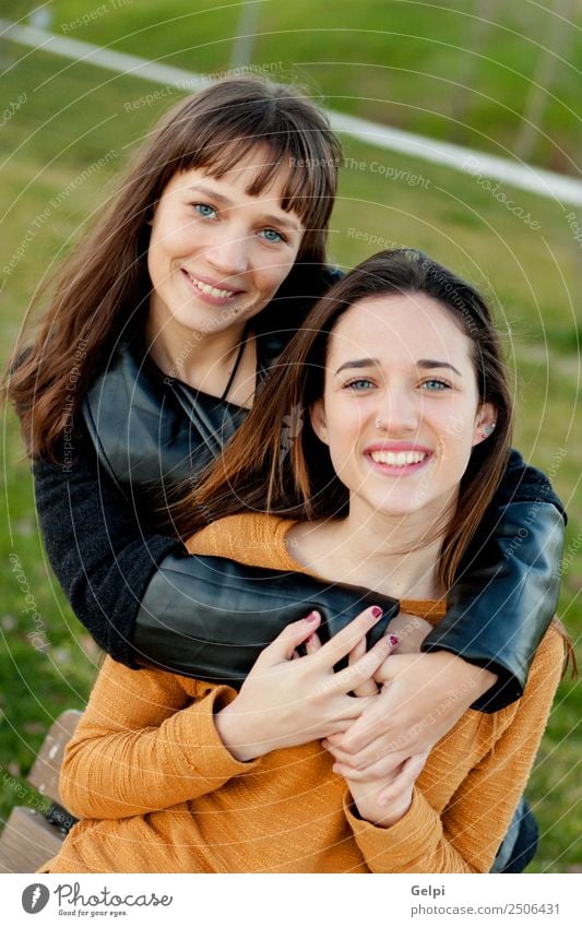Außenporträt Von Zwei Glücklichen Schwestern Ein Lizenzfreies Stock Foto Von Photocase 
