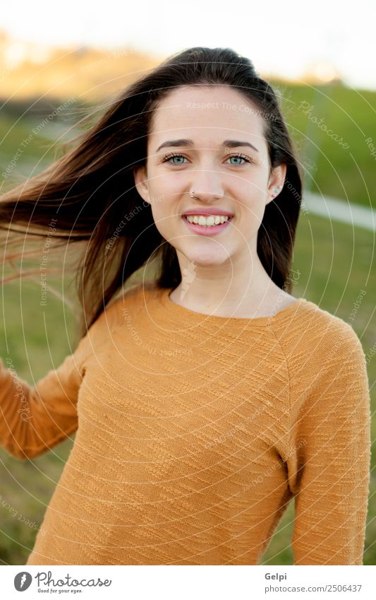 Außenporträt eines schönen, glücklichen Teenagermädchens Glück Gesicht Sonne Mensch Frau Erwachsene Jugendliche Natur Wind Gras Park Wiese Mode genießen frei
