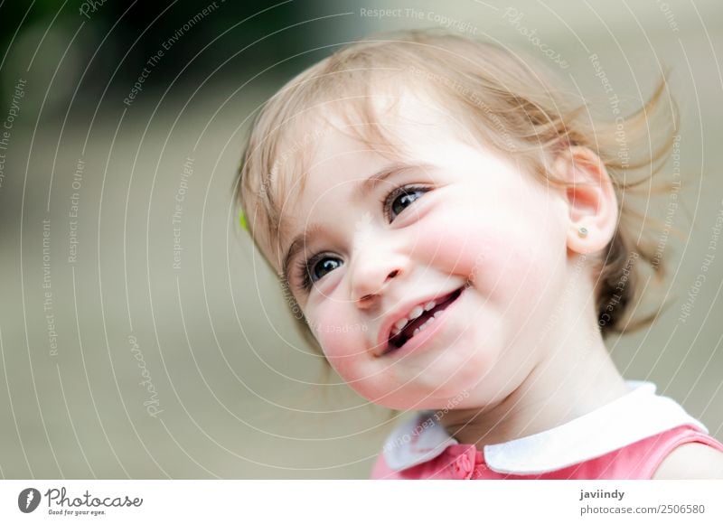 Liebenswertes kleines Mädchen, das in einem Stadtpark spielt. Lifestyle Freude Glück schön Freizeit & Hobby Spielen Sommer Kind Mensch feminin Baby Kleinkind