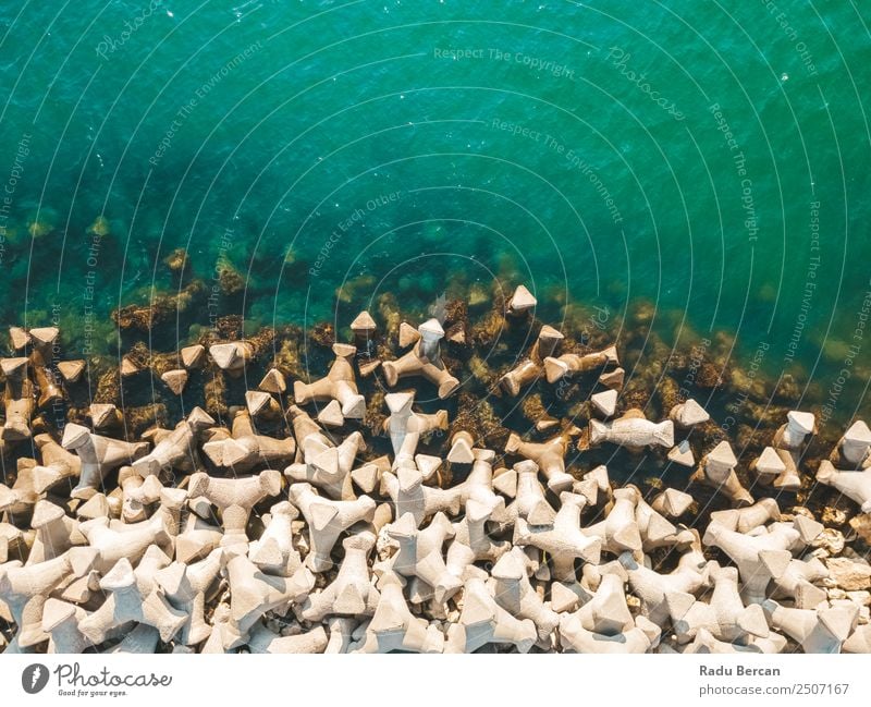 Luftaufnahme des Betonpfeilers auf dem Wasser am Schwarzen Meer Felsen Strand Buhne Hintergrundbild blau Stein Natur Ferien & Urlaub & Reisen Landschaft