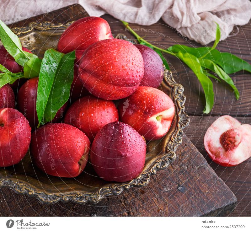rote reife Pfirsiche Nektarine Frucht Dessert Ernährung Sommer Tisch Holz Essen frisch saftig braun Hintergrund Lebensmittel Gesundheit süß roh ganz