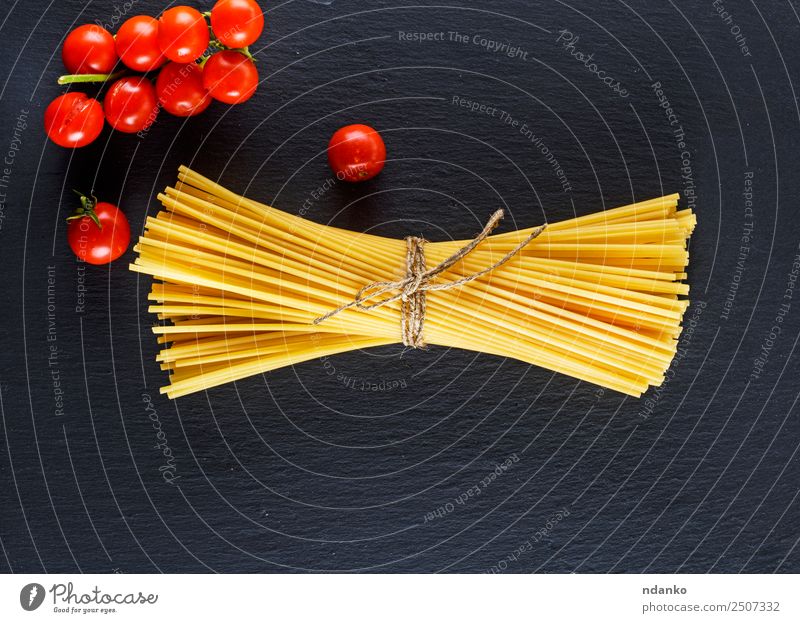 rohe italienische lange Nudeln Gemüse Teigwaren Backwaren Vegetarische Ernährung Italienische Küche Essen frisch groß oben gelb rot schwarz Farbe Tradition