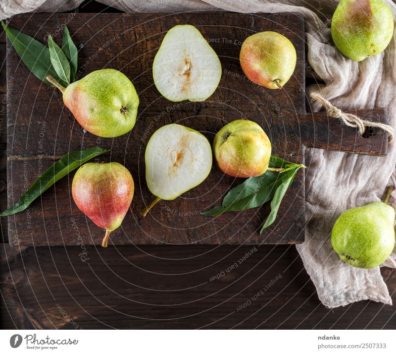 reife grüne Birnen Frucht Ernährung Vegetarische Ernährung Diät Tisch Natur Blatt Holz alt Essen frisch natürlich saftig gelb Hintergrund rustikal Lebensmittel