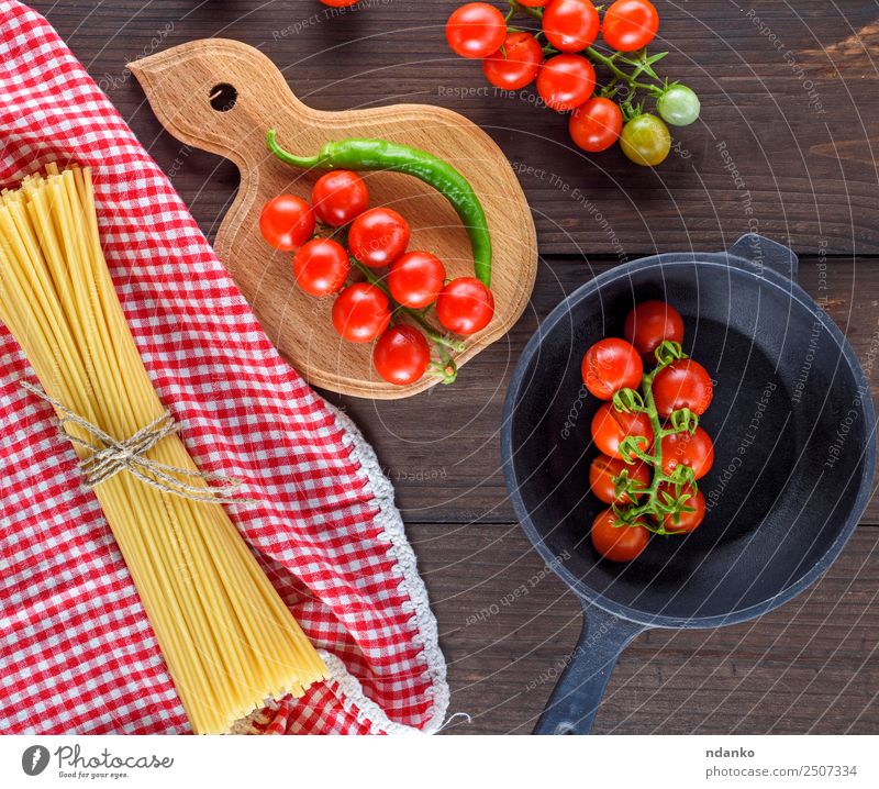 Zutaten für das Kochen von Lebensmitteln Gemüse Teigwaren Backwaren Italienische Küche Pfanne Holz frisch groß lang oben braun gelb rot schwarz Tradition