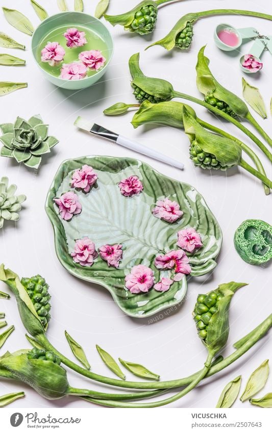 Schüssel in Form des tropischen Blattes mit Blumen und Wasser Stil Design schön Körperpflege Kosmetik Gesundheit Wellness Wohlgefühl Sinnesorgane Erholung Duft