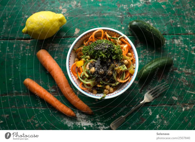 njom njom Lebensmittel Gemüse Salat Salatbeilage Karottensalat Möhre Zitrone Gurke Brokkoli Kichererbsen Ernährung Essen Mittagessen Abendessen Bioprodukte