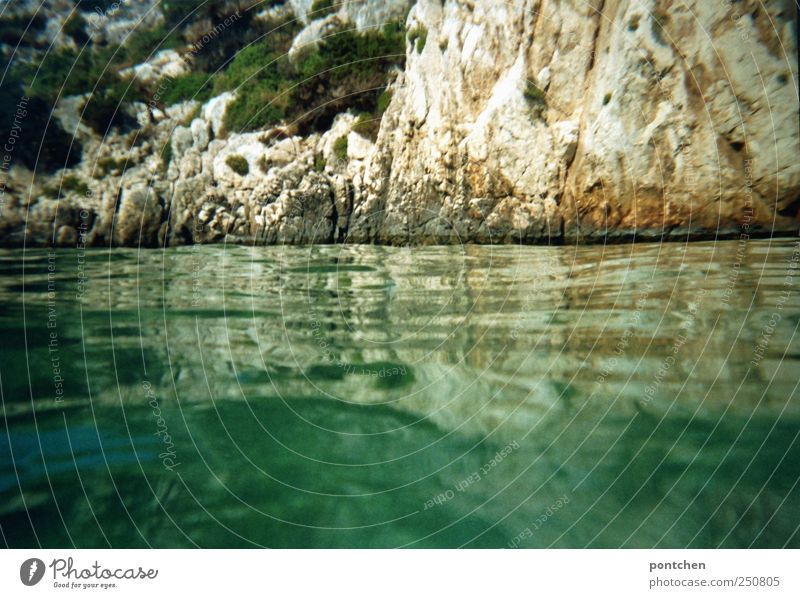 Urlaub und Erholung. Meer und Felsen. Blick vom Wasser. Idylle Freizeit & Hobby Ferien & Urlaub & Reisen Tourismus Sommer Sommerurlaub entdecken grün