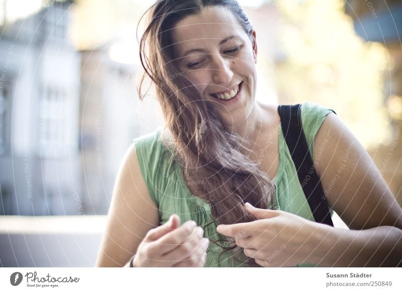 [CHAMANSÜLZ 2011] Sunshine feminin Frau Erwachsene Haare & Frisuren Arme 18-30 Jahre Jugendliche T-Shirt brünett langhaarig Locken Lächeln lachen leuchten