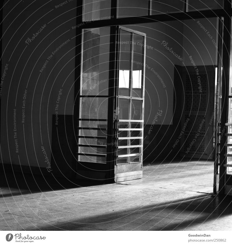 Der Schatten ehemaligen Andrangs. Haus Industrieanlage Bahnhof Gebäude Architektur Halle Tür Glas Metall bedrohlich dreckig dunkel kalt Stimmung Schwarzweißfoto