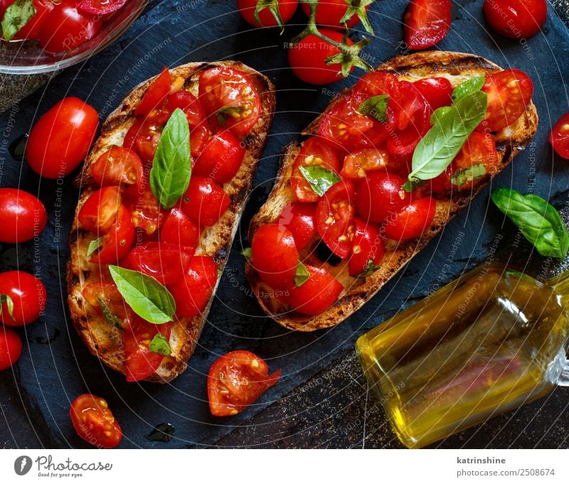 traditionelle italienische Bruschetta - Brottoast mit ...