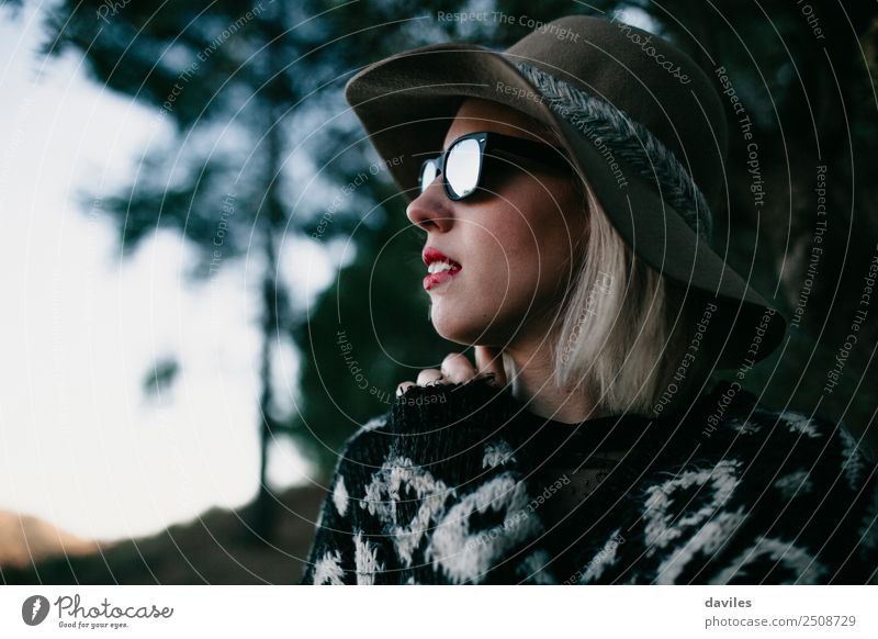 Nahaufnahme einer blonden Frau mit Sonnenbrille und Hut, die in die Natur schaut Lifestyle Stil Ferien & Urlaub & Reisen Ausflug Abenteuer Mensch feminin