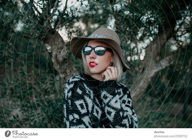Nahaufnahme einer blonden Frau mit Sonnenbrille und Hut, die in der Natur posiert Lifestyle Stil Ferien & Urlaub & Reisen Ausflug Abenteuer Berge u. Gebirge