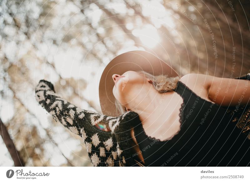 Blonde Frau mit einem Hut, die sich ausdrückt und atmet, mitten im Wald. Lifestyle Freude schön Gesundheitswesen Wellness Leben Wohlgefühl