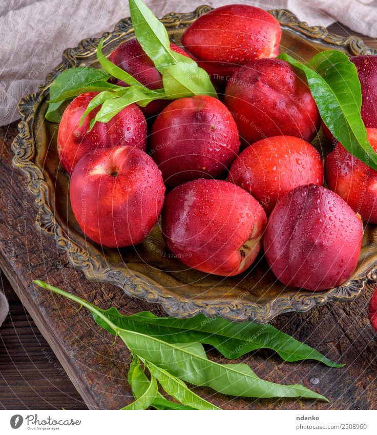 rote reife Pfirsiche Nektarine Frucht Dessert Ernährung Teller Sommer Tisch Holz frisch oben saftig braun grün Hintergrund Lebensmittel Gesundheit süß roh ganz