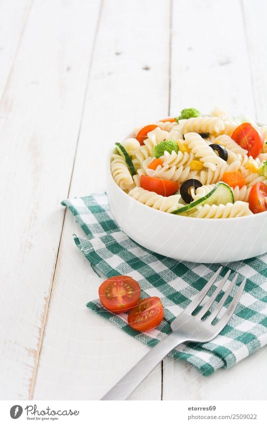 Nudelsalat auf weißem Holztisch Lebensmittel Gesunde Ernährung Foodfotografie Speise Gemüse Salat Salatbeilage Teigwaren Backwaren Vegetarische Ernährung