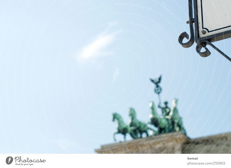 Das Viergespann Himmel Schönes Wetter Berlin Hauptstadt Stadtzentrum Bauwerk Sehenswürdigkeit Wahrzeichen Denkmal Brandenburger Tor Statue Pferd Wagen Quadriga