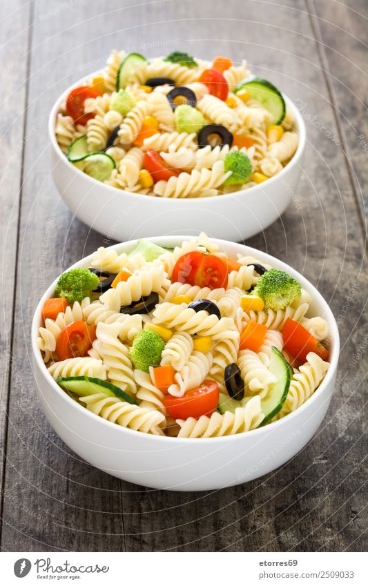Nudelsalat auf Holztisch. Lebensmittel Gesunde Ernährung Foodfotografie Speise Gemüse Salat Salatbeilage Teigwaren Backwaren Vegetarische Ernährung