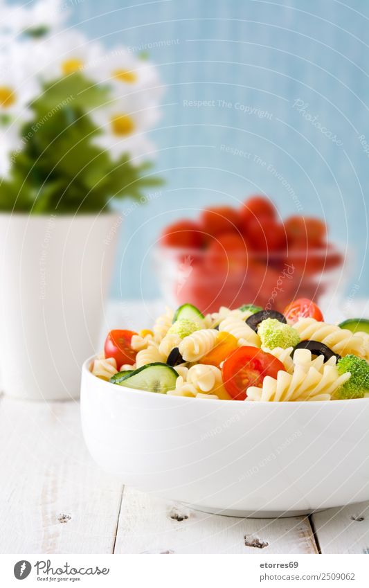 Nudelsalat auf weißem Holztisch Lebensmittel Gesunde Ernährung Foodfotografie Speise Gemüse Salat Kopfsalat Salatbeilage Teigwaren Backwaren