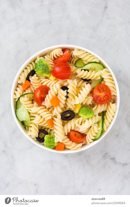 Nudelsalat auf weißem Marmor Lebensmittel Gesunde Ernährung Foodfotografie Speise Gemüse Salat Salatbeilage Teigwaren Backwaren Vegetarische Ernährung
