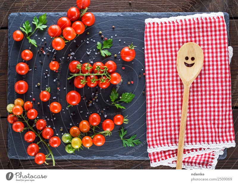 rote Tomaten auf einer Tafel Gemüse Kräuter & Gewürze Ernährung Vegetarische Ernährung Diät Löffel Sommer Küche Natur Holz frisch klein natürlich oben saftig