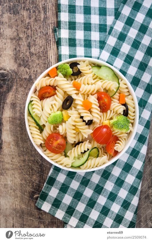 Nudelsalat Lebensmittel Salat Salatbeilage Teigwaren Backwaren Ernährung Mittagessen Vegetarische Ernährung Schalen & Schüsseln Sommer frisch gut grün rot