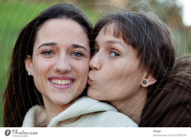 Nette Schwestern mit blauen Augen Lifestyle Freude Glück schön Gesicht Leben Mensch Frau Erwachsene Familie & Verwandtschaft Freundschaft Jugendliche Zähne Park