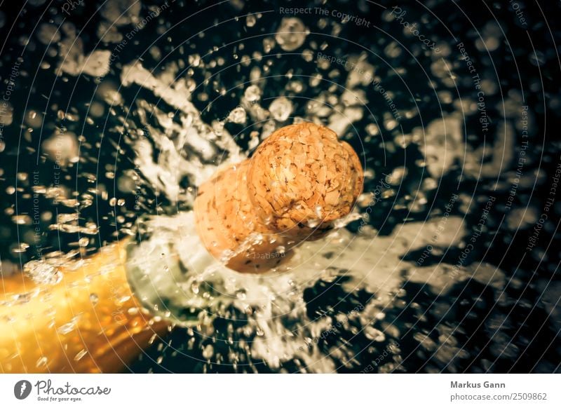 Sektkorken schießt aus der Sektflasche Getränk Lifestyle Leben gelb Explosion Champagner Korken spritzig spritzen Feste & Feiern trinken Alkohol Farbfoto