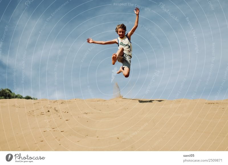 Yipihh Freude Ferien & Urlaub & Reisen Abenteuer Freiheit Erfolg Junge Körper 1 Mensch 8-13 Jahre Kind Kindheit Landschaft Sand Himmel Sommer Wüste entdecken