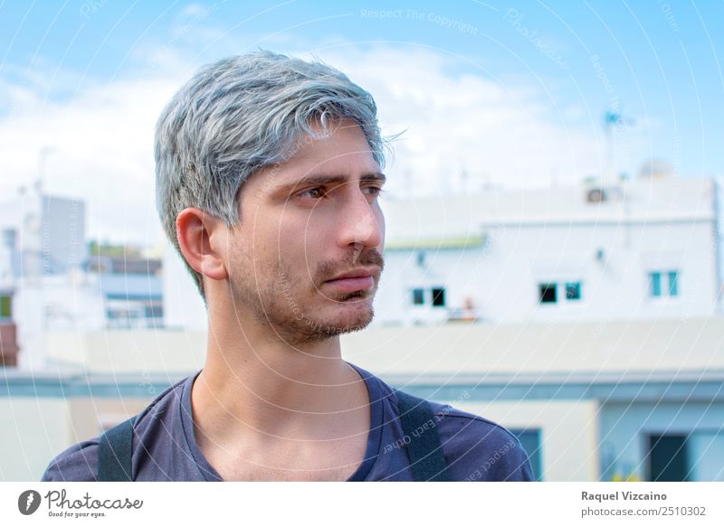 Porträt eines grauhaarigen kaukasischen Mannes. maskulin Junger Mann Jugendliche Erwachsene 1 Mensch 18-30 Jahre Himmel Wolken Sonnenlicht Frühling Gebäude
