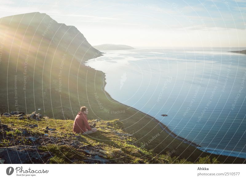 Sommernächtlicher Blick auf einen Fjord in Norwegen harmonisch Erholung ruhig Ferien & Urlaub & Reisen Ausflug Abenteuer Ferne Freiheit Junger Mann Jugendliche