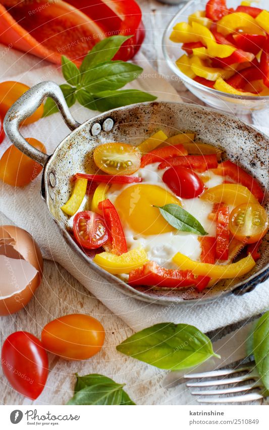 Ei mit Paprika und Tomaten Gemüse Frühstück Pfanne Tisch frisch hell gelb rot Cholesterin kochen & garen fette Nahrung Lebensmittel braten Spiegelei Mahlzeit
