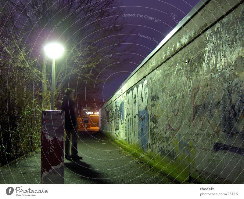 Einsamkeit Mauer Licht Nacht kalt Winter Mann Trauer Verzweiflung Graffiti Mensch
