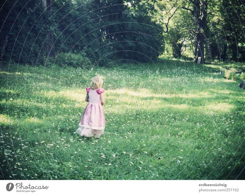 La petite princesse Kind Kindheit 3-8 Jahre Baum Gras Sträucher Garten Kleid verkleiden laufen Spielen niedlich Originalität Klischee rosa fantastisch Phantasie