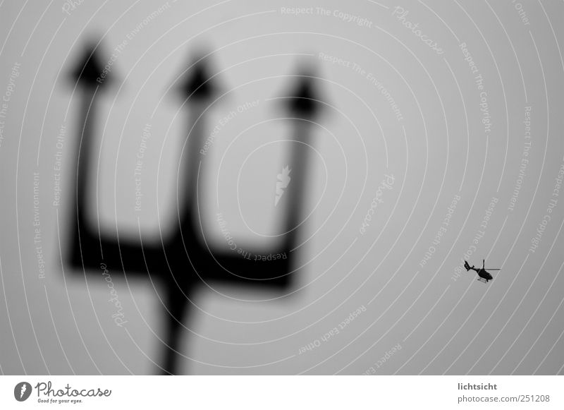 Neptuns Fliegenklatsche Himmel Luftverkehr Hubschrauber Rettungshubschrauber Dreizack grau schwarz Surrealismus fliegen David und Goliath Spitze Fabelwesen