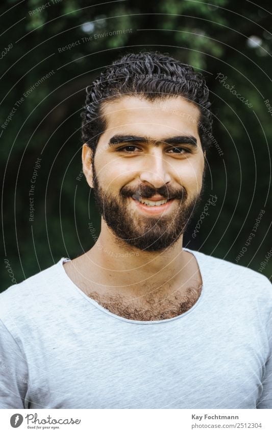 Lächelnder syrischer Flüchtling Lifestyle Glück harmonisch Wohlgefühl Zufriedenheit maskulin Mann Erwachsene Leben 1 Mensch 18-30 Jahre Jugendliche T-Shirt