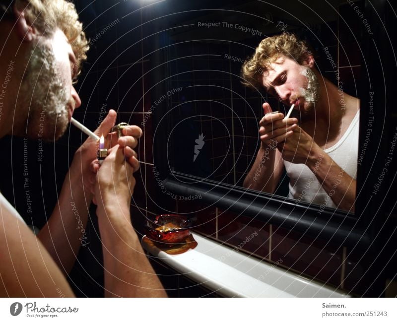 rasur Mensch maskulin Mann Erwachsene 1 Rauchen Aschenbecher Feinripp Feuerzeug anzünden Spiegel Spiegelbild Bad Sucht Rauschmittel Zigarette Bart Rasieren
