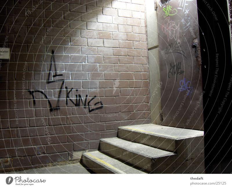 Ausgang Licht Bonn Parkhaus aufsteigen Nacht Bahnhof Graffiti Wandmalereien Tür Schatten Treppe grafitti