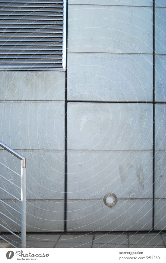 linientreu. Architektur Mauer Wand Treppe Treppengeländer Lüftungsklappe Streifen eckig grau Linie Betonwand Bodenbelag Pflastersteine trist aufwärts graphisch