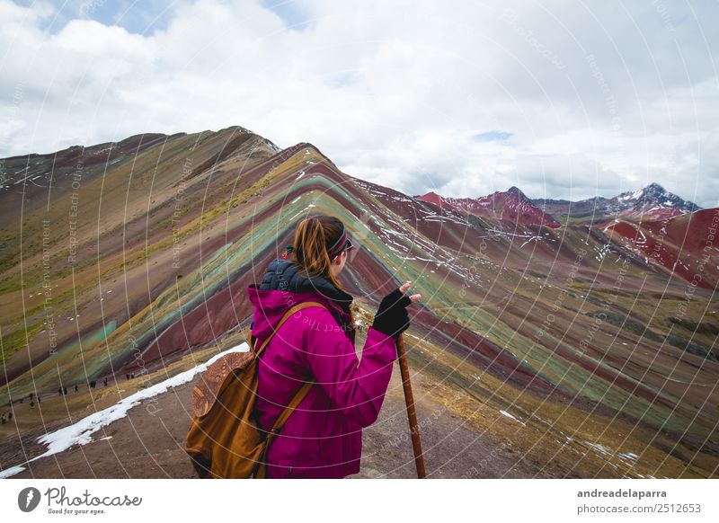 Frau auf dem Gipfel des Regenbogenberges, Peru. Lifestyle sportlich Ferien & Urlaub & Reisen Tourismus Ausflug Abenteuer Ferne Freiheit Sightseeing Expedition