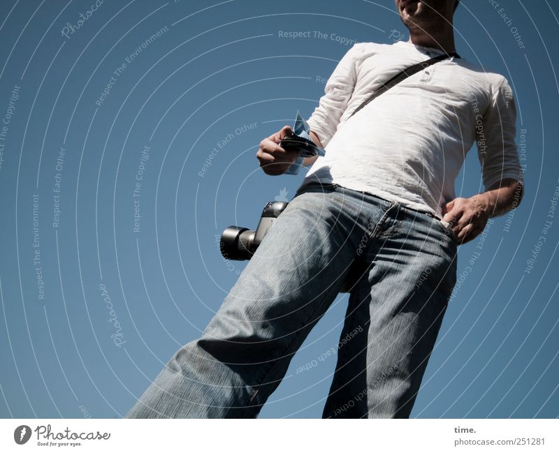 Der Ausputzer | ChamanSülz Fotokamera maskulin Mann Erwachsene Brust 1 Mensch Himmel Schönes Wetter T-Shirt Jeanshose stehen warten groß kalt dünn blau geduldig