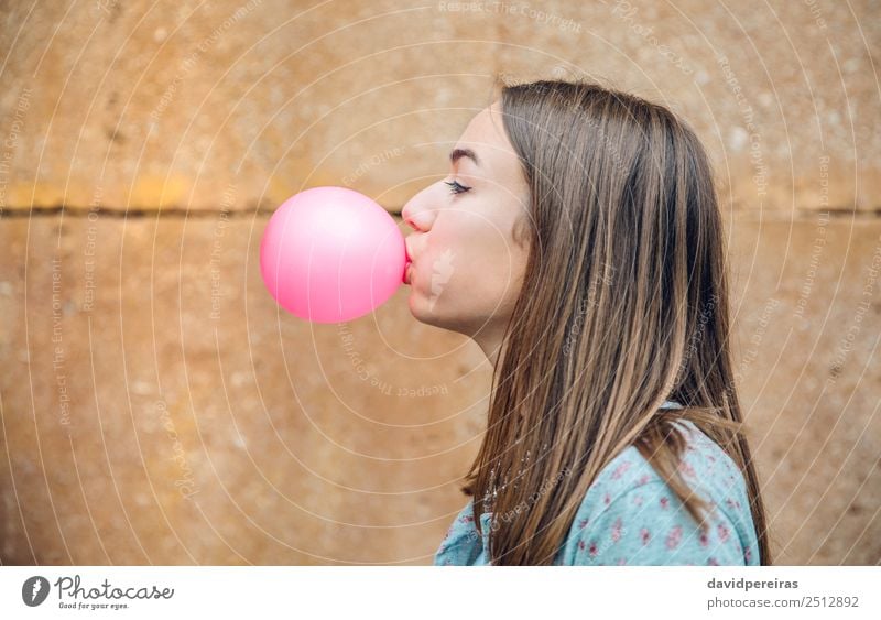 Junge Teenager-Mädchen bläst rosa Kaugummi über Steinwand Hintergrund Lifestyle Freude Glück schön Gesicht Mensch Frau Erwachsene Jugendliche Mund Lippen Mode